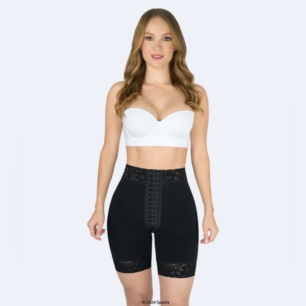 Short Levanta Cola con Broches
